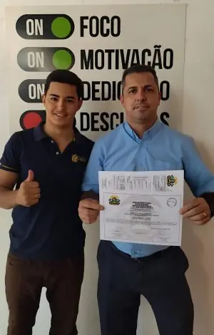 Aluno da FADEC com um consultor na sede
