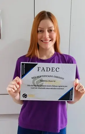 Aluna da FADEC mostrando seu cartão de conclusão