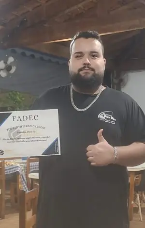Aluno da FADEC fazendo sinal de positivo